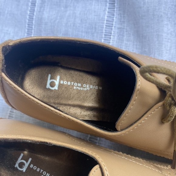 Boston Design Studio tan Oxford heels. - Picture 7 of 10